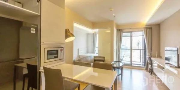 คอนโด ให้เช่าหรือขายในWatthana, Bangkok - ห้องนั่งเล่นแบบโอเพ่นแพลน โต๊ะรับประทานอาหาร และประตูกระจกบานเลื่อนสู่ระเบียง โดยมีห้องนอนกั้นด้วยกระจก