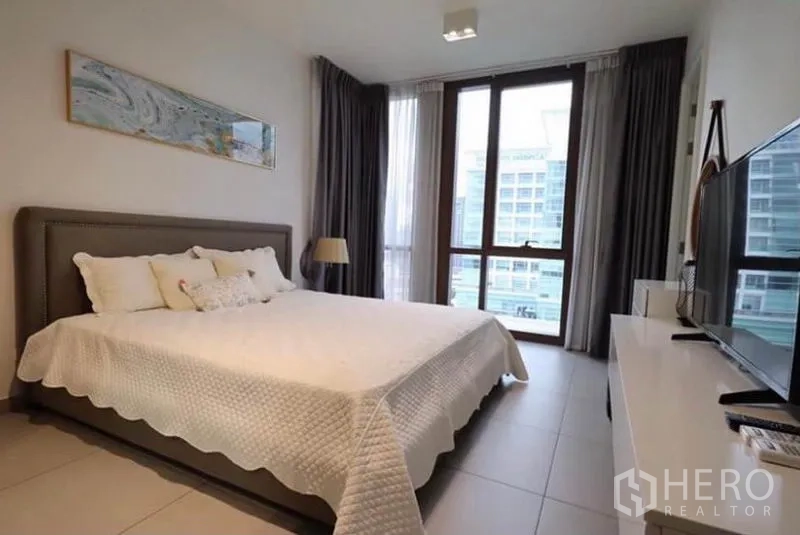 คอนโด ให้เช่าในWatthana, Bangkok - ห้องนอนหลักเตียงคิง หน้าต่างเต็มบาน มุมมองเมือง