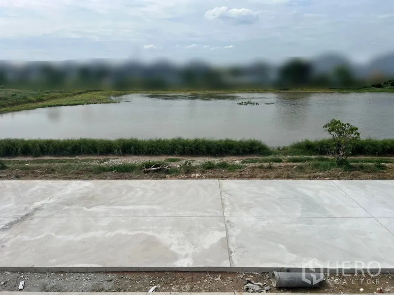 คลังสินค้า ให้เช่าในBang Phli, Samut Prakan - ด้านหน้าติดคลองพร้อมถนนคอนกรีต เหมาะสำหรับการเข้าออกของรถบรรทุก