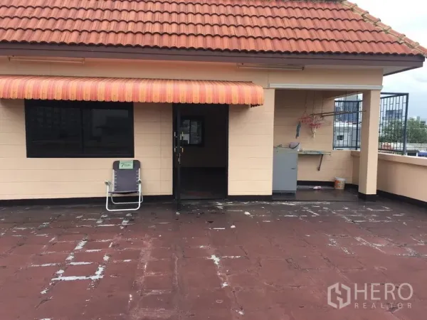 带办公室的家 出售在Suan Luang, Bangkok - 大型屋顶露台，配条纹遮阳篷与城市景观，适合休闲或小型活动。