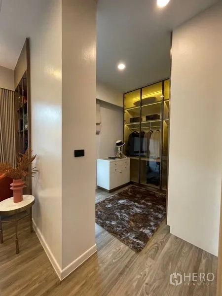 บ้าน ขายในBang Kapi, Bangkok - ห้องแต่งตัววอล์กอิน ตู้เสื้อผ้ากระจก ไอแลนด์กลาง และไฟสวยงาม