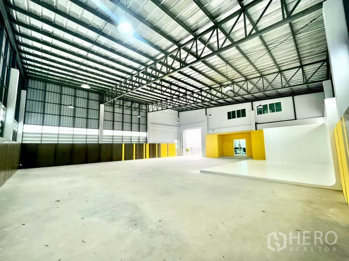 คลังสินค้า ขายในLam Luk Ka, Pathum Thani - ฮอลล์โกดังโล่ง โครงหลังคาเหล็กสูงและผนังไฮไลต์สีเหลือง