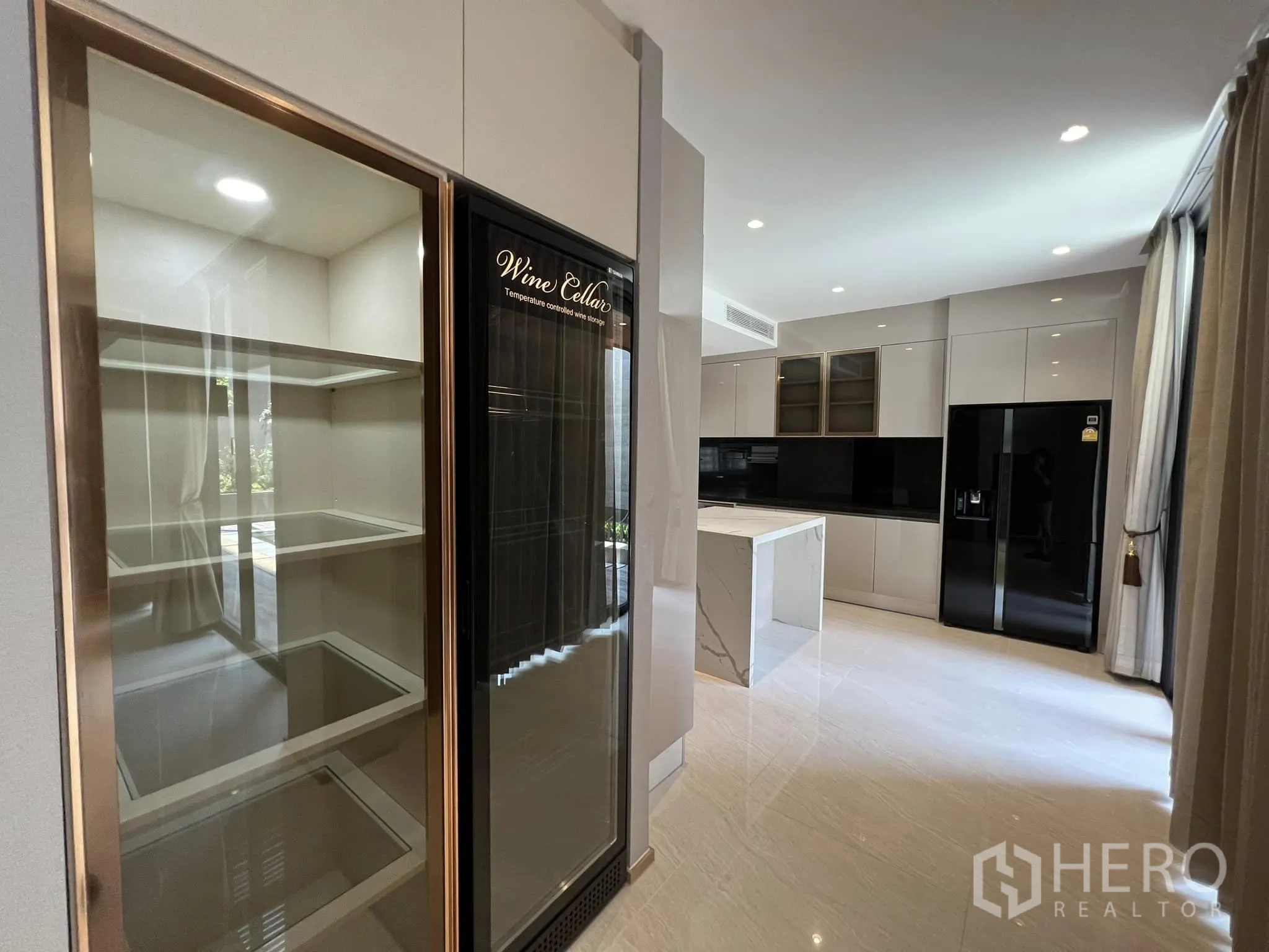 บ้าน ให้เช่าหรือขายในYan Nawa, Bangkok - ครัวสไตล์กูร์เมต์พร้อมตู้ไวน์กระจกและไอแลนด์