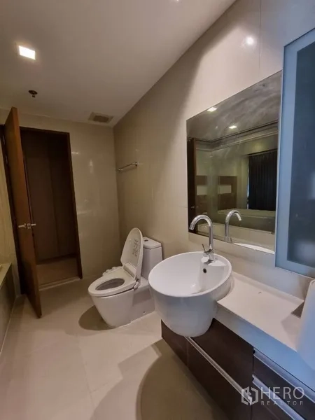 คอนโด ให้เช่าในWatthana, Bangkok - ห้องน้ำโมเดิร์น มีอ่างล้างหน้า กระจกบานใหญ่ และโถสุขภัณฑ์