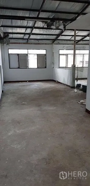 带办公室的家 出租或出售在Bang Na, Bangkok - 半封闭屋顶或储物区，水泥地面与金属屋顶。