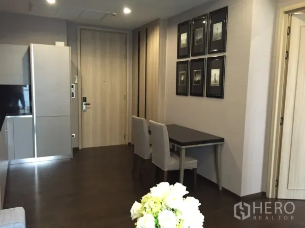 公寓 出租在Watthana, Bangkok - 入口走廊配嵌入式柜和紧凑的餐/工作台，瓦他那区公寓。