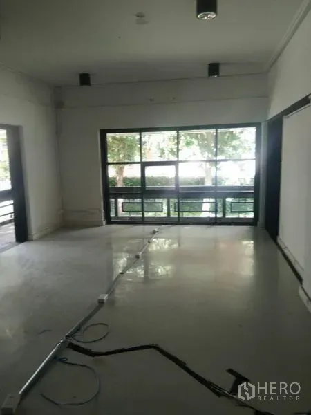 สำนักงานที่บ้าน ให้เช่าในHuai Khwang, Bangkok - ห้องโอเพนสเปซโล่ง พร้อมหน้าต่างเต็มผนัง พื้นเงา และไฟฝ้าดาวน์ไลท์