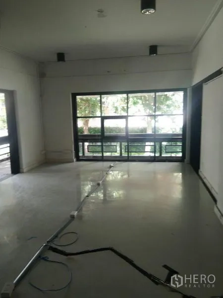 สำนักงานที่บ้าน ให้เช่าในHuai Khwang, Bangkok - ห้องโอเพนสเปซโล่ง พร้อมหน้าต่างเต็มผนัง พื้นเงา และไฟฝ้าดาวน์ไลท์