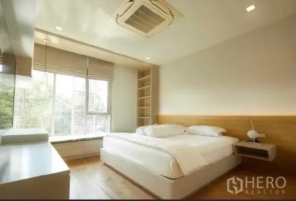 ทาวน์เฮาส์ ให้เช่าในHuai Khwang, Bangkok - ห้องนอนมาสเตอร์สว่าง โปร่ง หน้าต่างบานใหญ่ พื้นไม้และชั้นวางบิลต์อิน โทนอบอุ่น