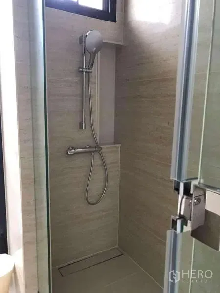 Detached House for rent in Bang Phli, Samut Prakan - Compact tiled shower cubicle with handheld shower and glass door