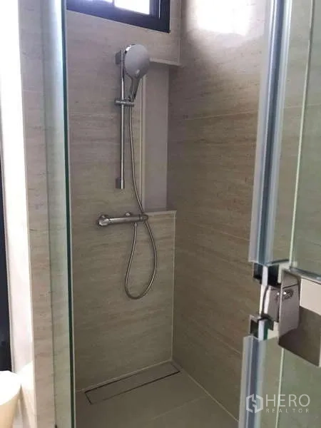 Detached House for rent in Bang Phli, Samut Prakan - Compact tiled shower cubicle with handheld shower and glass door