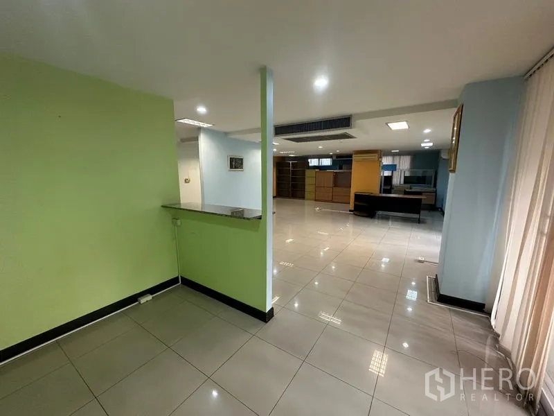 สำนักงาน ขาย - มุมต้อนรับพร้อมเคาน์เตอร์ มองออกสู่พื้นที่สำนักงานแบบเปิด