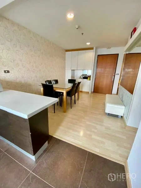 คอนโด ให้เช่าหรือขายในWatthana, Bangkok - มุมรับประทานอาหารติดครัวแบบเปิดและประตูทางเข้า พื้นไม้สีอ่อน