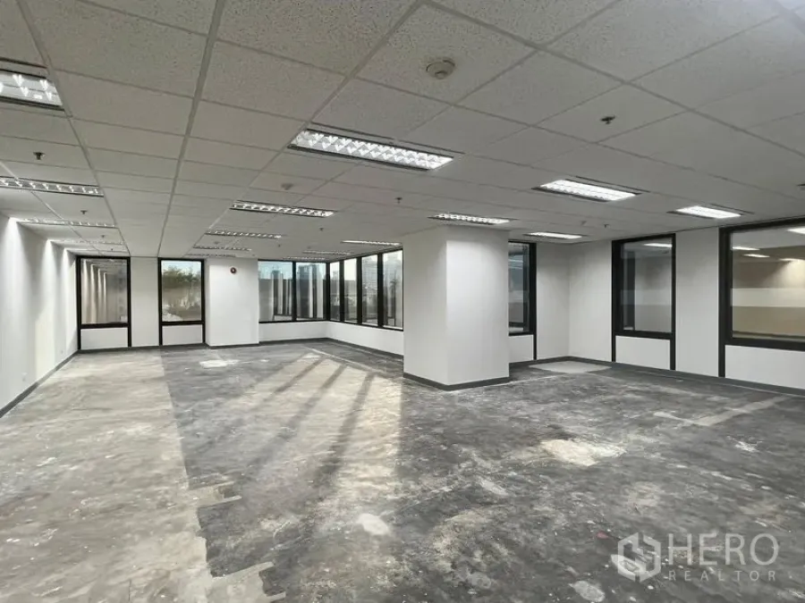 Office Space for rent in Khlong Toei, Bangkok - Spacious 120 sqm office floor with wraparound windows, pillars and unfinished flooring near BTS Nana.