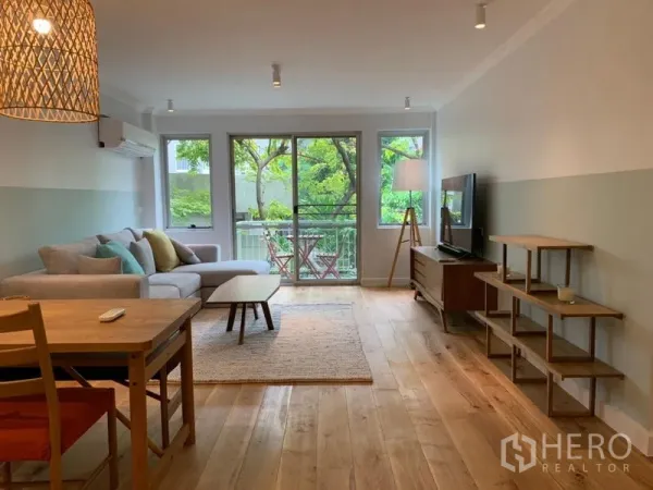 คอนโด ขายในWatthana, Bangkok - พื้นที่นั่งเล่นและทานอาหารเชื่อมระเบียง รับแสงธรรมชาติ
