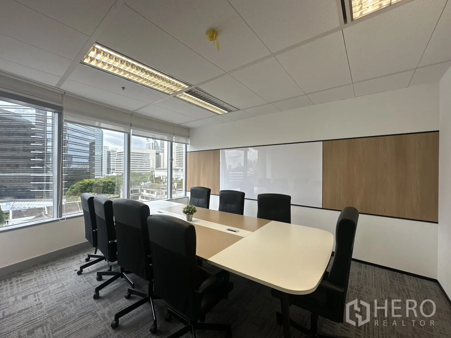 办公室 for rent in Pathum Wan, Bangkok - 董事会议室配长桌、黑色椅子与城市景观。