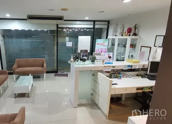 สำนักงานที่บ้าน ให้เช่าในChatuchak, Bangkok - โซฟารับรองและชั้นโชว์ พร้อมกระจกหน้าร้าน ในพื้นที่สำนักงานให้เช่า