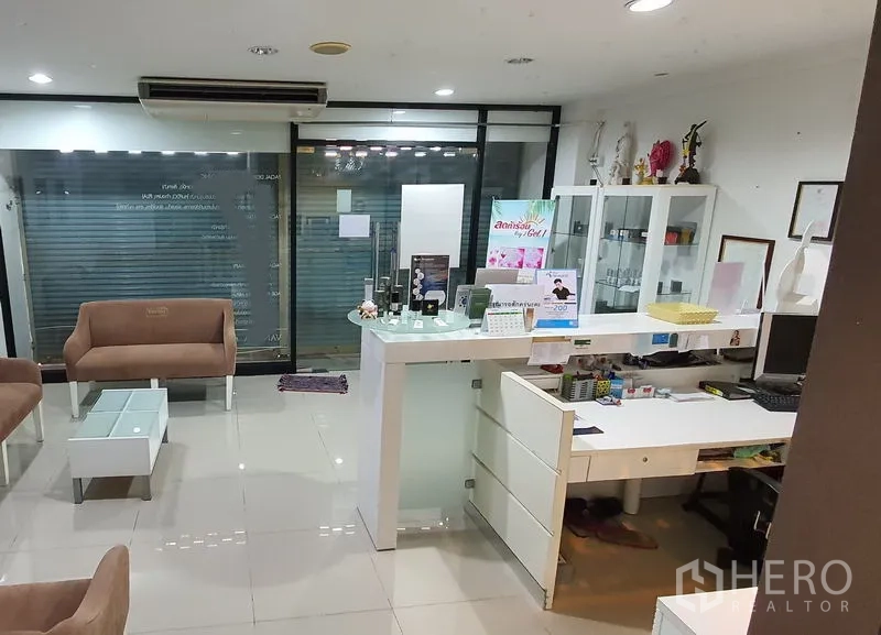 สำนักงานที่บ้าน ให้เช่าในChatuchak, Bangkok - โซฟารับรองและชั้นโชว์ พร้อมกระจกหน้าร้าน ในพื้นที่สำนักงานให้เช่า