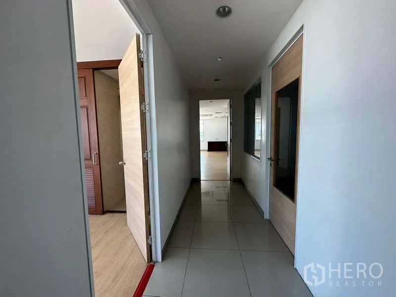 สำนักงาน ให้เช่าในPrawet, Bangkok - โถงทางเดินภายในอาคาร มีผนังกระจกและประตูเชื่อมแต่ละห้อง