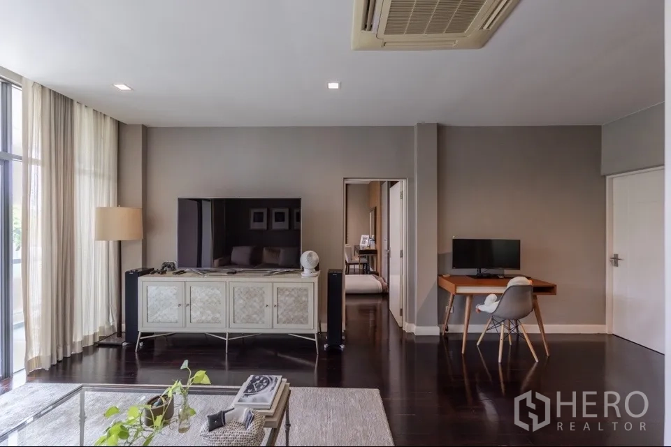 Detached House for rent or sale in Bang Kapi, Bangkok - Living room with media console, work desk, and natural light.