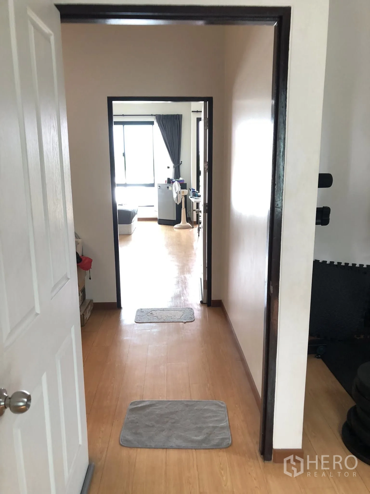 ทาวน์เฮาส์ ขายในPhra Khanong, Bangkok - โถงทางเดินชั้นบนปูพื้นไม้ เชื่อมต่อห้องต่างๆ