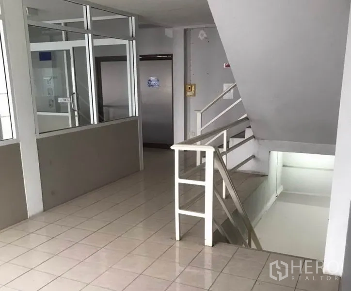 工厂 出租在Bang Bua Thong, Nonthaburi - 楼梯间与小型大厅，旁侧为玻璃办公室隔断