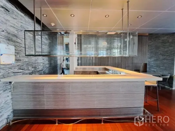 零售空间 出租在Watthana, Bangkok - 现代U形吧台，带吊架与高脚凳