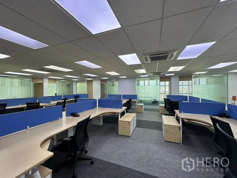 办公空间 出租 - 明亮开放办公区，弧形工位与隔断，后方设玻璃会议室。