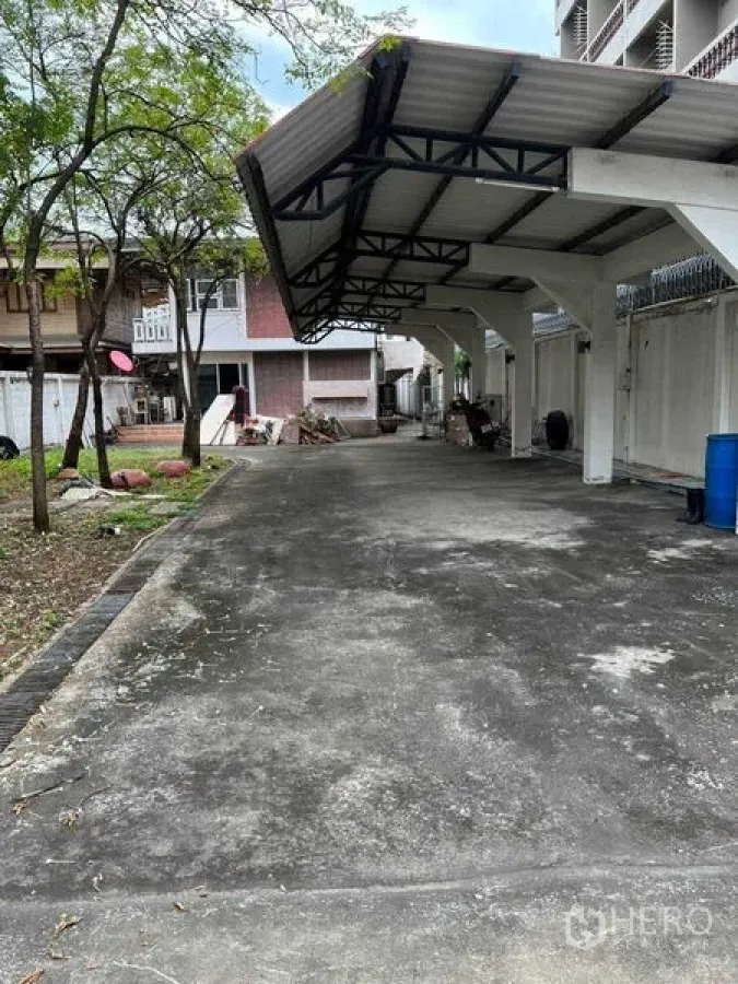 บ้าน ให้เช่าในSathon, Bangkok - ทางเข้าแสดงพื้นคอนกรีตและที่จอดรถมีหลังคา