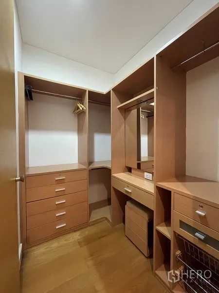 คอนโด ให้เช่าหรือขายในWatthana, Bangkok - วอล์กอินคลอเซ็ตบิวท์อินไม้ มีลิ้นชัก ราวแขวน และโต๊ะเครื่องแป้งพร้อมกระจก.