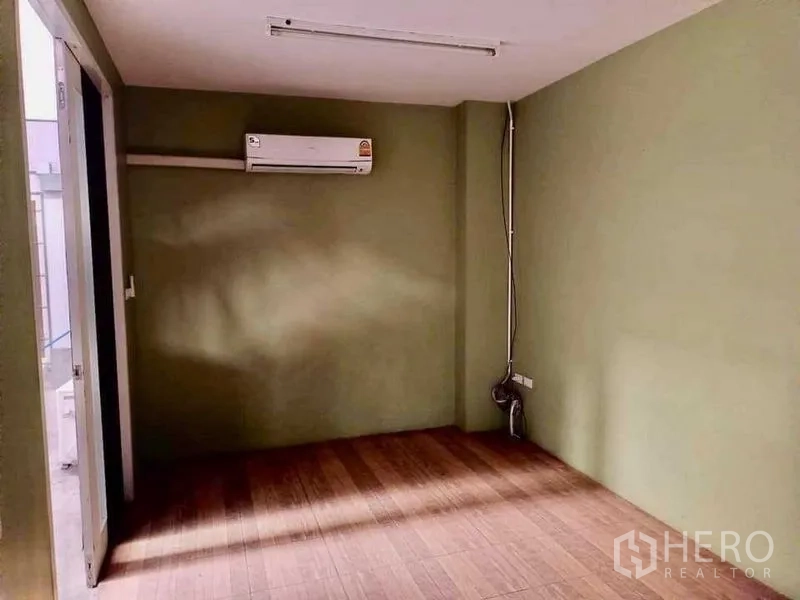 货栈 出租在Samut Prakan - 小型独立办公室，木纹地面与空调