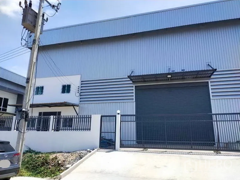 โรงงาน ให้เช่าในSamut Prakan - พื้นที่โหลดสินค้า หน้าประตูม้วนขนาดใหญ่พร้อมกันสาด