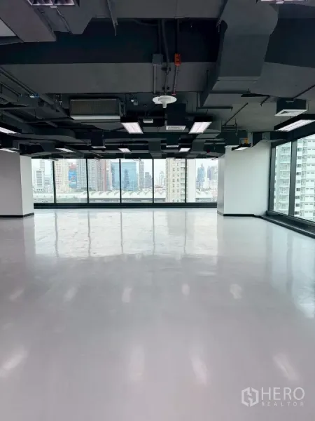 办公空间 出租在Din Daeng, Bangkok - 宽敞翻新办公室，环景窗与光亮地面，远眺城市景色。