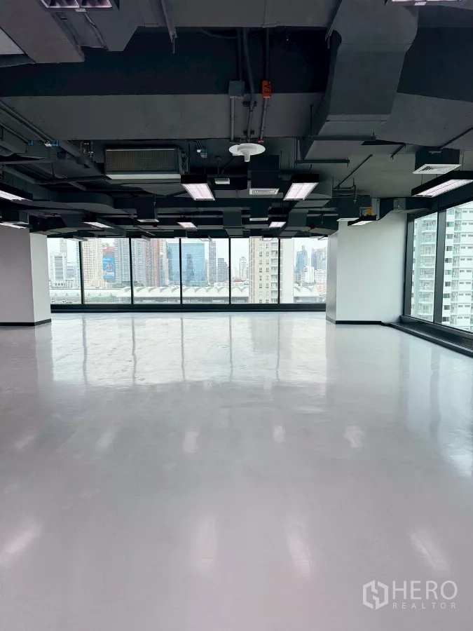 办公空间 出租在Din Daeng, Bangkok - 宽敞翻新办公室，环景窗与光亮地面，远眺城市景色。