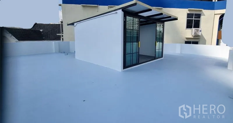 อาคารพาณิชย์ ให้เช่าในKhlong Toei, Bangkok - ดาดฟ้ากว้างรับแสง พร้อมห้องทางเข้ากระจก มองเห็นอาคารรอบข้าง.