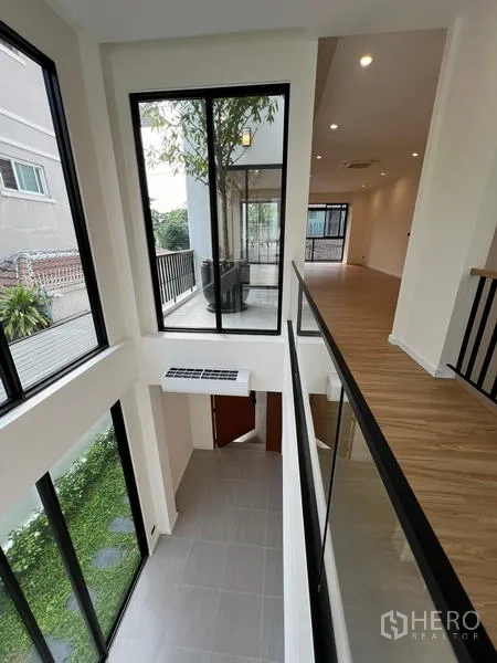 สำนักงานที่บ้าน ขายในPhra Khanong, Bangkok - โถงทางเดินชั้นบน ราวกันตกกระจก เชื่อมสู่ห้องขนาดใหญ่และระเบียงปลูกต้นไม้.