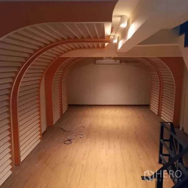 อาคารพาณิชย์ ให้เช่าในWatthana, Bangkok - โถงร้านแบบเปิดพร้อมผนังโชว์สินค้าโค้งและไฟอบอุ่น