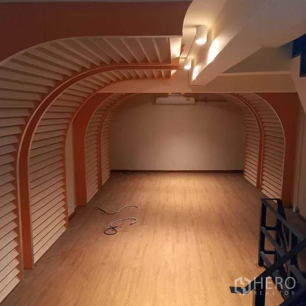 อาคารพาณิชย์ ให้เช่าในWatthana, Bangkok - โถงร้านแบบเปิดพร้อมผนังโชว์สินค้าโค้งและไฟอบอุ่น