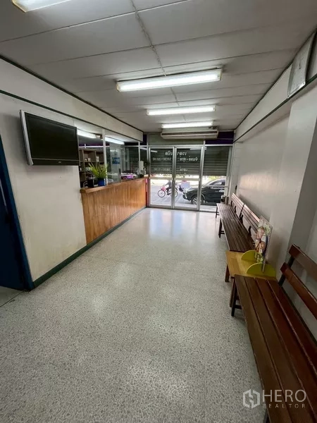 อาคารพาณิชย์ ให้เช่าในBang Na, Bangkok - พื้นที่ชั้นล่างหน้าร้าน กระจกบานเลื่อน เคาน์เตอร์ต้อนรับ ไฟฟลูออเรสเซนต์ และม้านั่ง