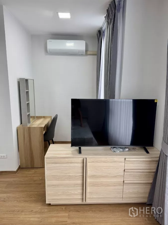 Townhouse for rent in Bang Phli, Samut Prakan - Bedroom corner featuring TV cabinet, dressing table and wall-mounted air conditioner