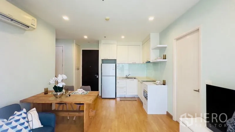 คอนโด ให้เช่าในWatthana, Bangkok - พื้นที่นั่งเล่นแบบโอเพ่น รวมครัว โต๊ะทานข้าว โซฟา และไฟดาวน์ไลท์