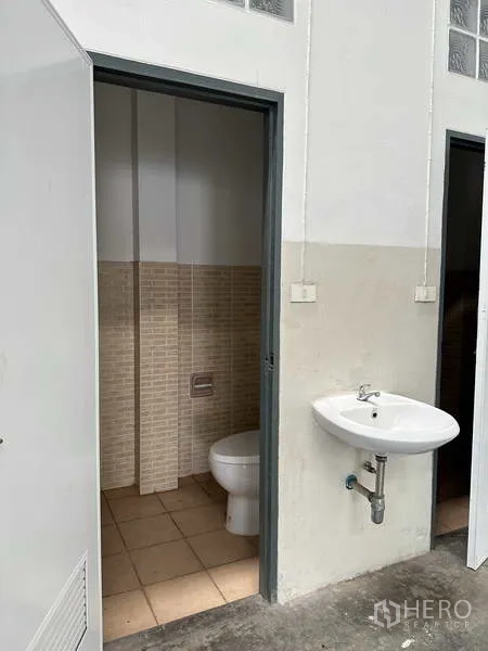 โรงงาน ให้เช่า - ภาพระยะใกล้ของห้องน้ำและอ่างล้างมือภายในอาคาร