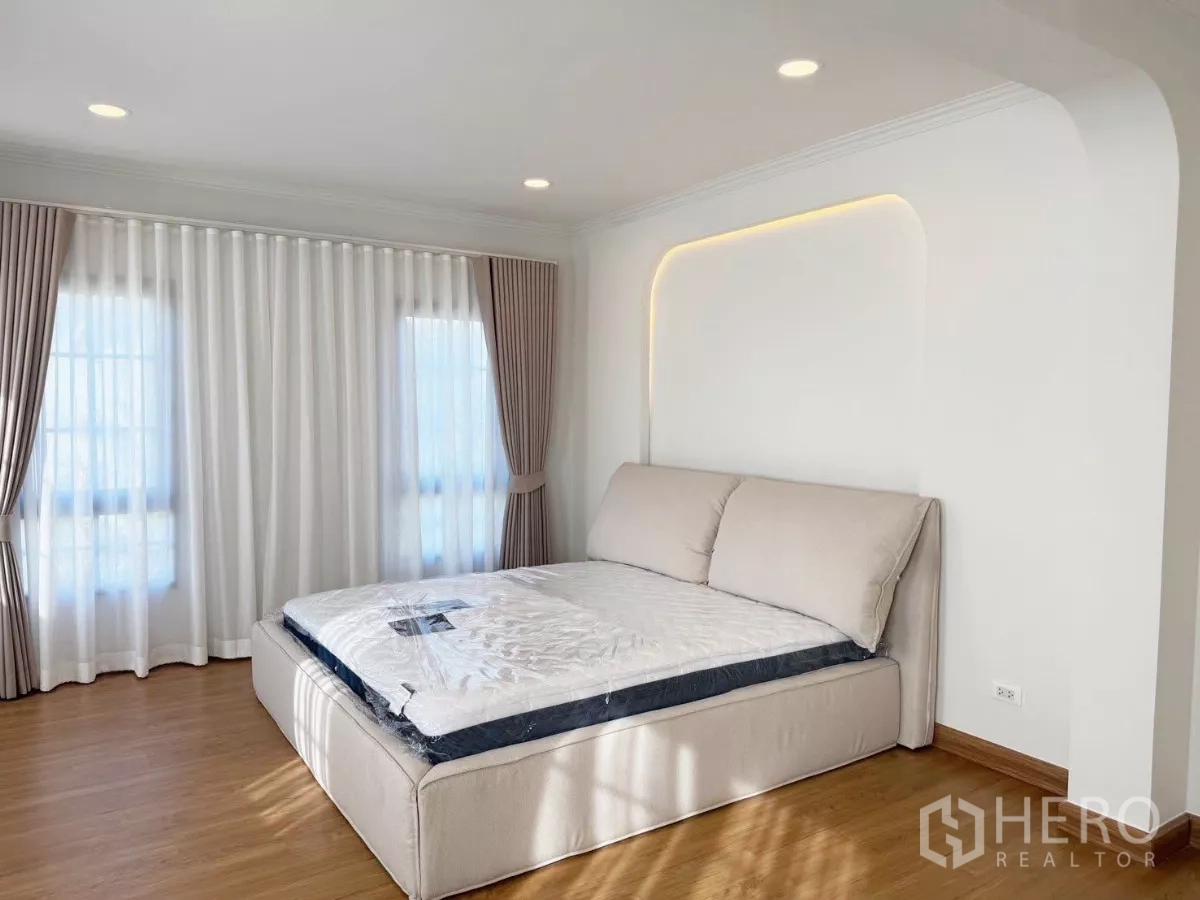 Detached House for rent or sale in Bang Phli, Samut Prakan - Master bedroom feature wall with soft lighting and king bed.