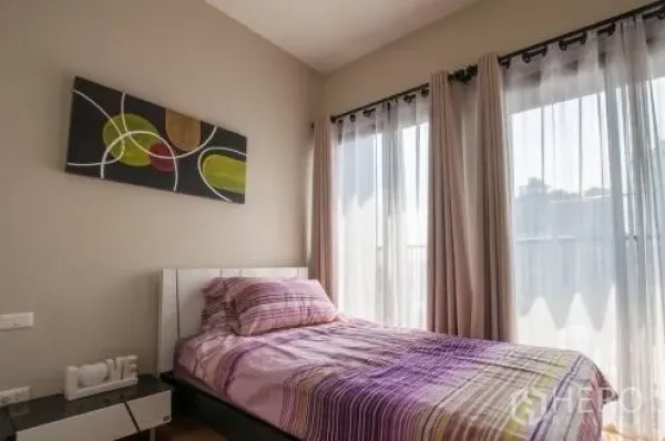 คอนโด ให้เช่าหรือขายในWatthana, Bangkok - ห้องนอนรับแสงธรรมชาติ เตียงเดี่ยว โต๊ะข้าง และผ้าม่านโปร่งริมหน้าต่างมุมห้อง