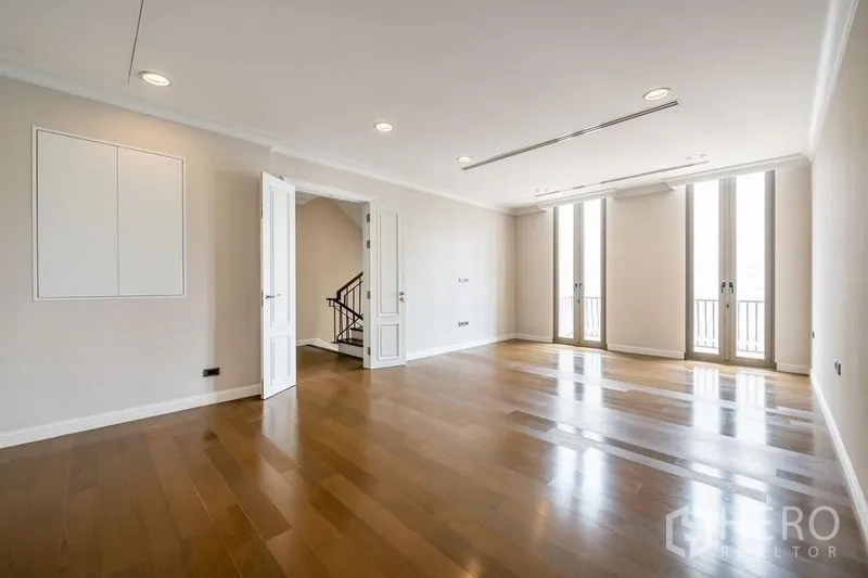 ทาวน์เฮาส์ ให้เช่าในKhlong Toei, Bangkok - โถงพักผ่อนขนาดกว้าง ประตูบานคู่ แสงธรรมชาติทั่วห้อง