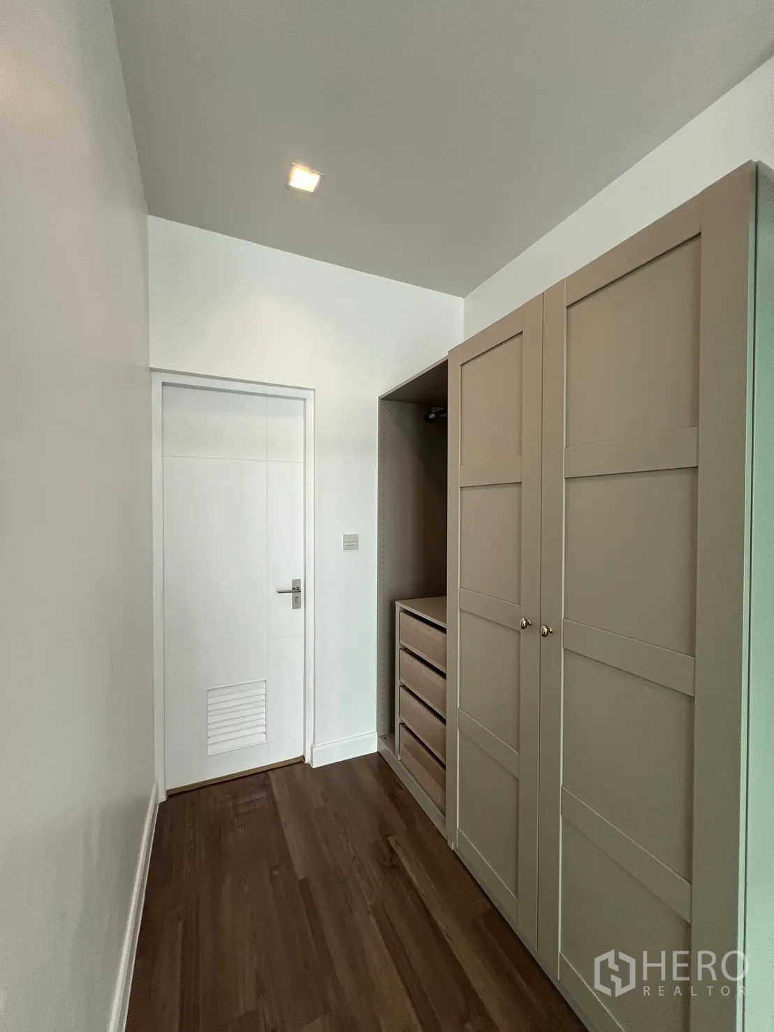 独立式住宅 出租在Bang Kapi, Bangkok - 步入式衣帽间，内置抽屉与衣柜通向卧室。