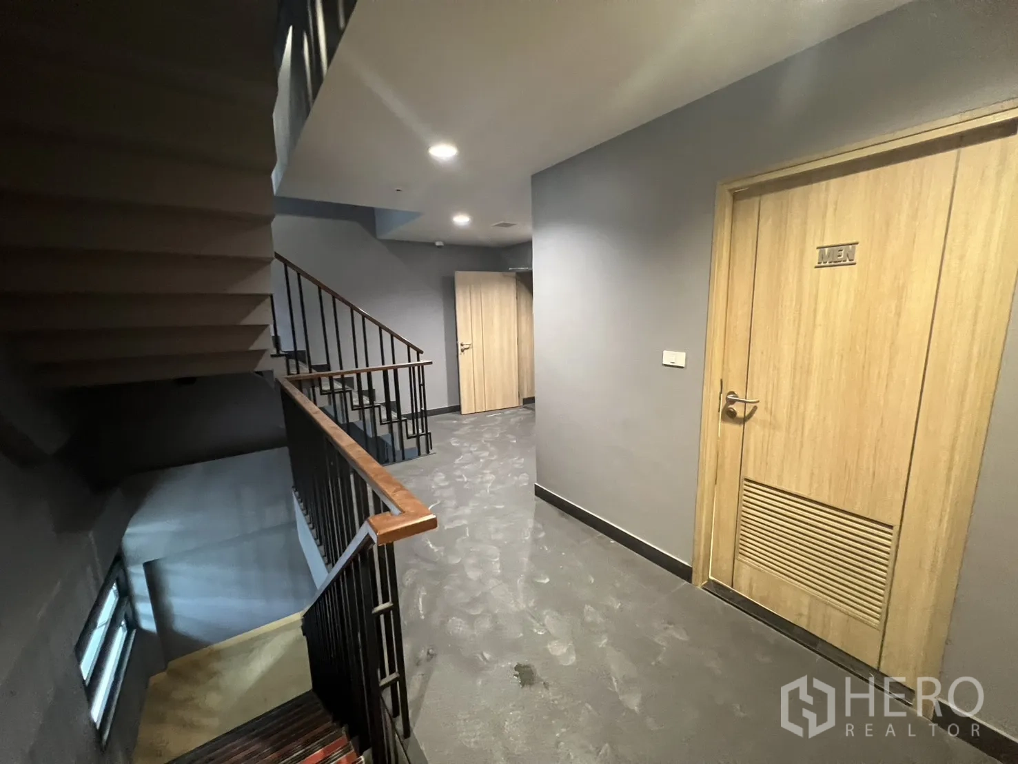 อาคารพาณิชย์ ให้เช่าในBang Rak, Bangkok - โถงทางเดินไปห้องน้ำ พร้อมบันไดและไฟดาวน์ไลท์