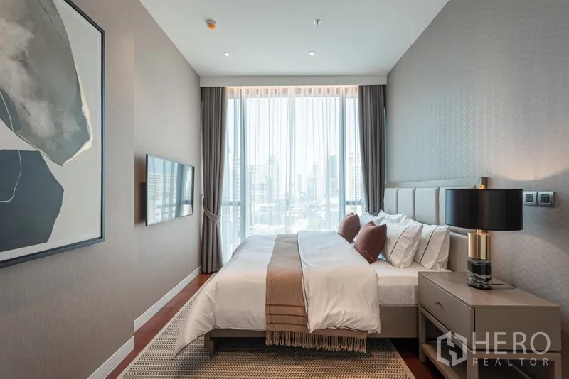คอนโด ขายในWatthana, Bangkok - ห้องนอนสว่างด้วยหน้าต่างเต็มบาน เตียงคิงไซซ์ และทีวีติดผนัง วิวเมือง