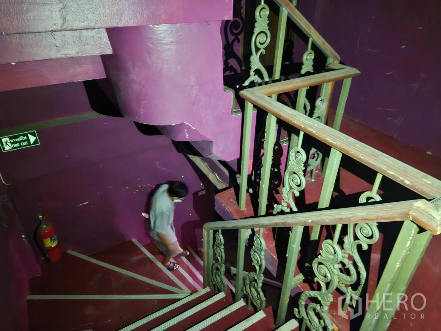 อาคารพาณิชย์ ให้เช่าในBang Rak, Bangkok - โถงบันไดสีม่วง ราวเหล็กดัด พร้อมป้ายทางออกฉุกเฉิน