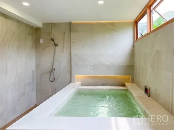 ทาวน์เฮาส์ ให้เช่าหรือขาย - อ่างออนเซ็นในร่มแบบลึก ไฟ LED และฝักบัว ในห้องน้ำปูกระเบื้องหิน